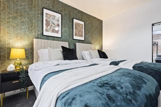 Elegant 4 Bed Home with Parking and Garden Near the City Centre - 2