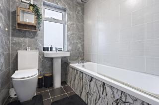 Perfect Family & Contractor 4-Bedroom Home with Parking & Garden Near the City Centre - 4