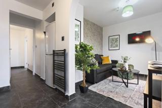 Perfect Family & Contractor 4-Bedroom Home with Parking & Garden Near the City Centre - 8