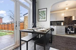 Perfect Family & Contractor 4-Bedroom Home with Parking & Garden Near the City Centre - 7