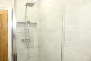 Luxury 4BR Bradford Home Sleeps 11 Parking - 6