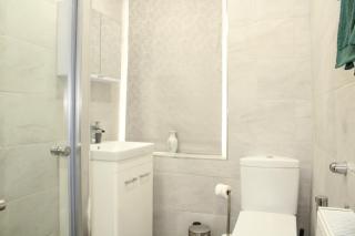 Luxury 4BR Bradford Home Sleeps 11 Parking - 5