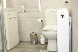 Luxury 4BR Bradford Home Sleeps 11 Parking - 2
