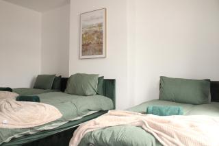 Bradford Trade Crew House - 4BR Sleeps 11, M606 Access - 1