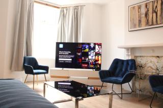 Luxury 4BR Bradford Home Sleeps 11 Parking - 0