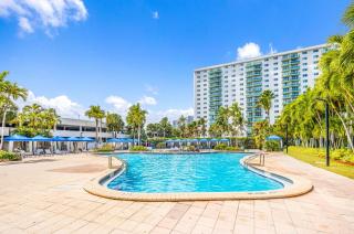 Sunny Isles Beach Condo near Beach & Pool - 9
