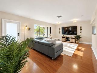 Coastal Retreat w Pool near Hollywood Beach - 20 min to FIFA! - 2