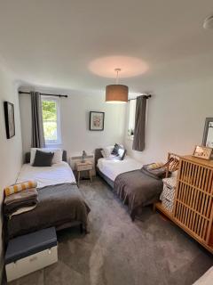 Hollyhocks Holiday Home- 2 bedroomed ground floor apartment sleeps 5 - 6