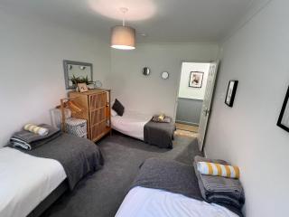 Hollyhocks Holiday Home- 2 bedroomed ground floor apartment sleeps 5 - 5