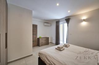 Beautiful View, 3 Bedroom Spacious Apartment - 2