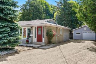 Modern & Cozy 3 BR Retreat Near UofG and Downtown - 6