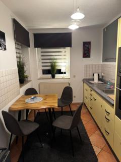 Best Preis Stadtoase HBF Salzwedel Apartment am Bahnhof fuer max 3 Personen mit Boxspringbetten Schlafcouch Kueche und 2x TV - 3