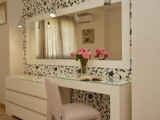 Modern 2-Bedroom Apartment in Komuna e Parisit - 9
