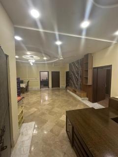 Luxury 3-Bedroom with Jacuzzi, Kitchen & TV Lounge 1 Kanal - 8