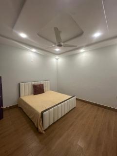 Luxury 3-Bedroom with Jacuzzi, Kitchen & TV Lounge 1 Kanal - 5