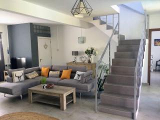 Serene 3-Bedroom Villa with Private Pool in Roches Noires - 2