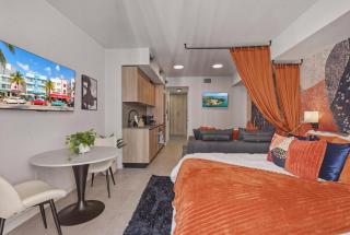 Modern Downtown Miami Studio Sleeps 4 Steps to Miami Worldcenter and Arena - 1