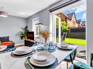 NEW Private Garden Dining and Parking - 9