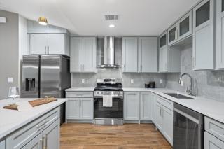 4BR I 3BA Upgraded Stay I Close to DT & Airport I Fast WIFI & Office - 8