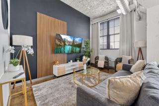 River Market Loft Retreat King Bed Parking Fast WiFi - 0