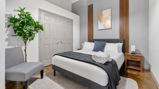 River Market Loft Retreat King Bed Parking Fast WiFi - 8