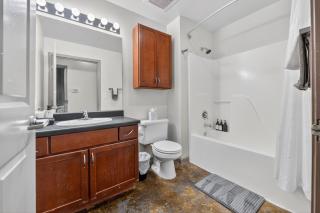 River Market Loft Retreat King Bed Parking Fast WiFi - 4