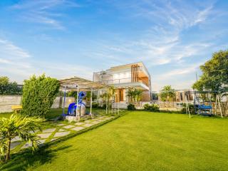Silver Nest Farms 3BR Villa with Pool by Homeyhuts - 9