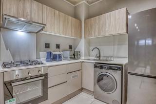 Luxurious 1-Bedroom Apartment in Johannesburgs Waverley - 2