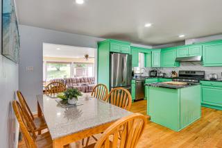 5 Mi to Dtwn Harrisburg! Retreat w/ Spacious Yard - 3