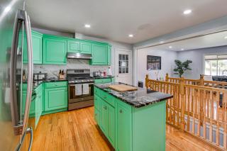 5 Mi to Dtwn Harrisburg! Retreat w/ Spacious Yard - 2