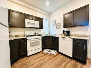Beautiful 2 Bedroom Apartment - Easy City Access - 4