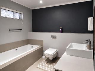 Modern Sandton 2BR Apartment WiFi, Netflix, and Secure Parking - 8