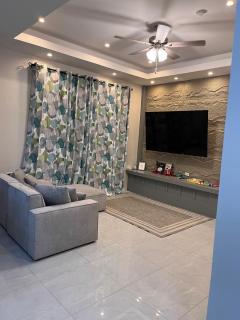 Luxury Vacation Condo 10 mins from Airport! - 0