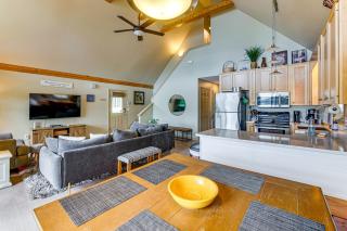 Luxe Lake Sinclair Living: Private Dock & Beach! - 2