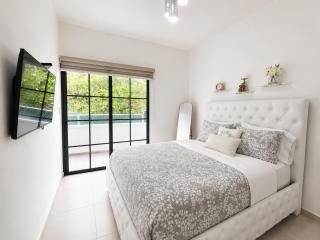 Modern Family House in San Salvador - 4