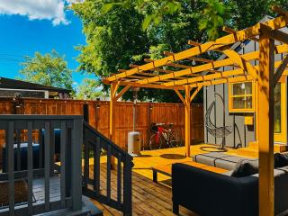 Beautiful modern 2Bdr sunny home with French decor - 1