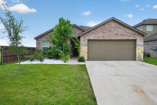Modern 4BR Retreat Near Fort Worth | Sleeps 5 - 9