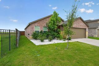 Modern 4BR Retreat Near Fort Worth | Sleeps 5 - 7