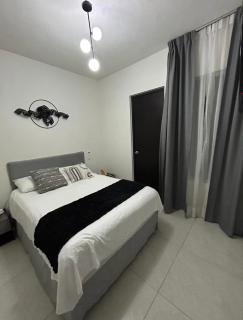 Bonita casa amueblada en fraccionamiento privado, 2 recámaras, 2 baños, cerca de una iglesia, playas y centros comerciales - 1