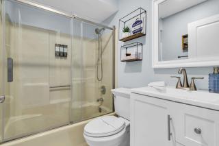 Fast Wi-Fi | Coffee Bar | Linens & Towel | Parking - 5