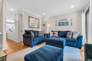 Fast Wi-Fi | Coffee Bar | Linens & Towel | Parking - 4