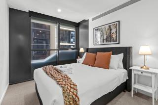 Luxe 3BR Apt with Stunning Views, Parking and Pool - 6
