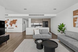 Luxe 3BR Apt with Stunning Views, Parking and Pool - 9