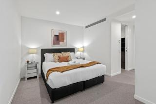 Luxe 3BR Apt with Stunning Views, Parking and Pool - 5