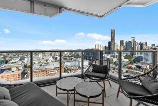 Luxe 3BR Apt with Stunning Views, Parking and Pool - 7