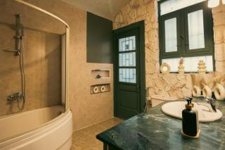 Vintage High Ceiling Apartment in Cairo's Heart - 4