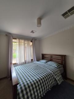 Quiet 3BR Family Home Near Adelaide CBD - Myrtle Bank - 2