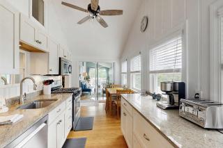 Peaceful marshview escape with large sunroom AC outdoor firepit & dog friendly - 4