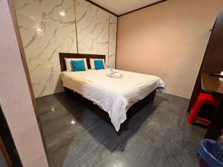 One World Hotel - 9