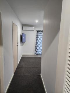 Entire Flat, Comfortable City Stay, Free Parking, Next to Park, Walk to Uni, Bus Stops, Close to Shopping Mall, CBD, Waikato Expressway - 6